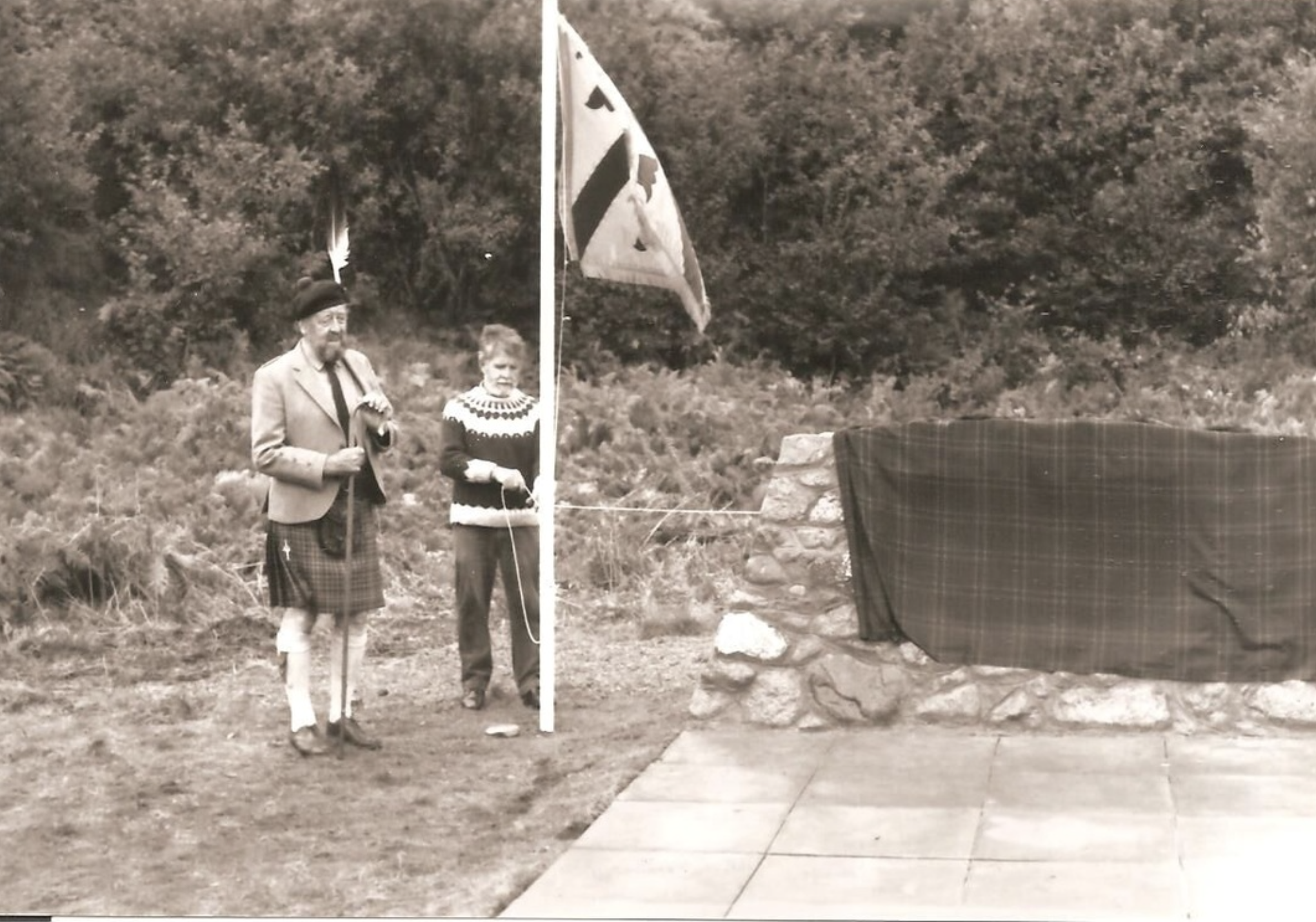 Chief Iain MacNeacail and Murdo Nicolson at unveiling of the Cairn